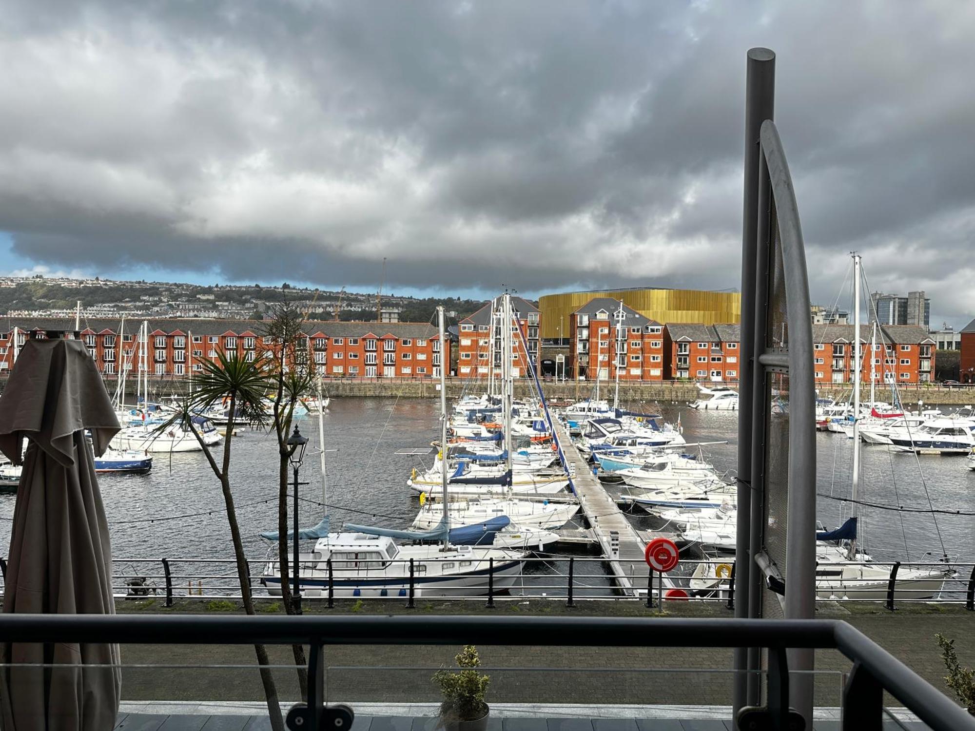 Water Front Apt Walk To The Beach & City Centre Swansea Dış mekan fotoğraf