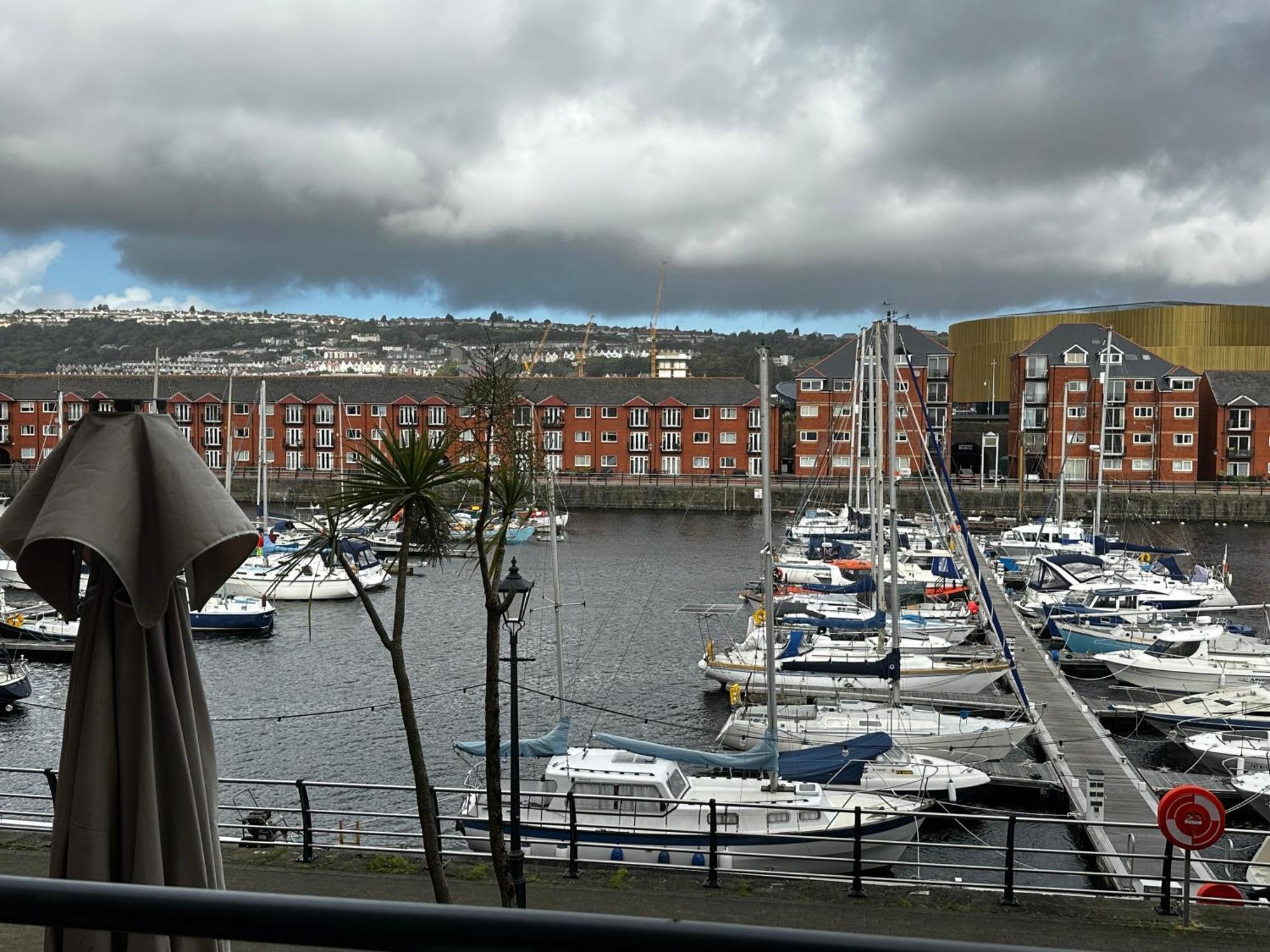 Water Front Apt Walk To The Beach & City Centre Swansea Dış mekan fotoğraf
